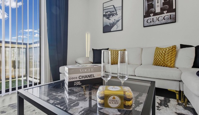 Walkable Domain Stay: Steps to Top Dining & Luxury Shops