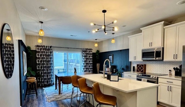 Walkable Downtown Getaway! 4BR + Rooftop + Garage