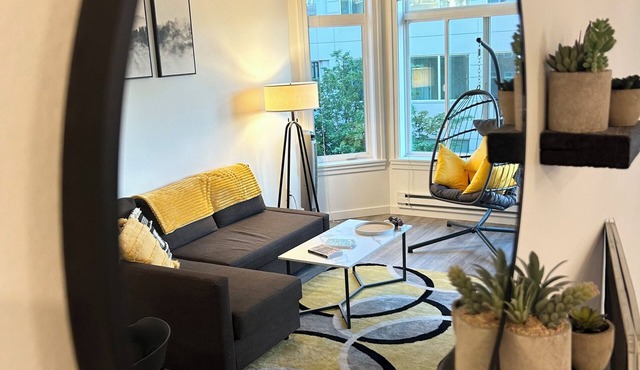 Walkable Downtown- Near Space Needle and Pike Place- Water View+Pool+Parking