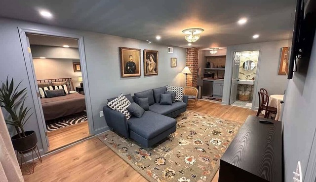 Walkable Gem Downtown Near King Street