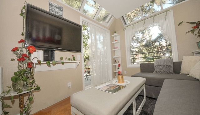 Walker's Paradise, charming safe, quiet,Queen Anne Hill garage parking Apt.