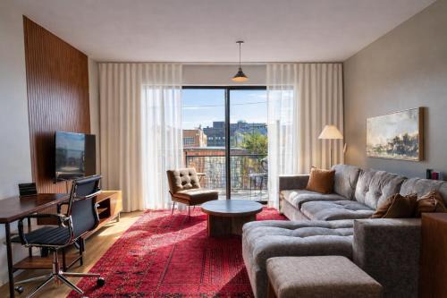 Walker's Point Designer 2BR · Prime Location with Balcony and Gym · Sleeps 6