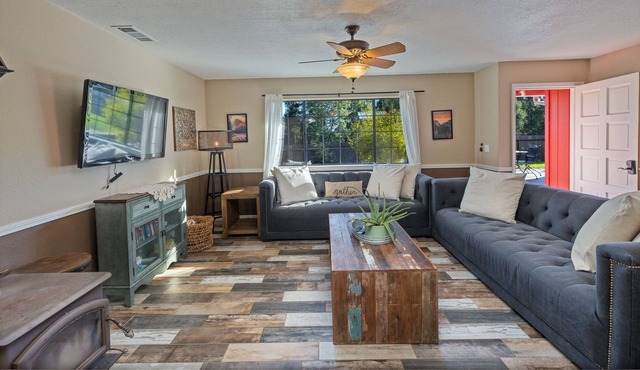 Walking distance to Whiskey Falls, whole house generator, fire pit, BBQ