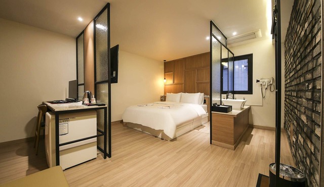 WALL Hotel