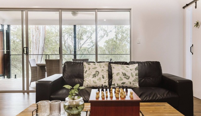 Wallaby 2 Bed, 1 Bath Cottage - Private Parkland Setting with Lake View