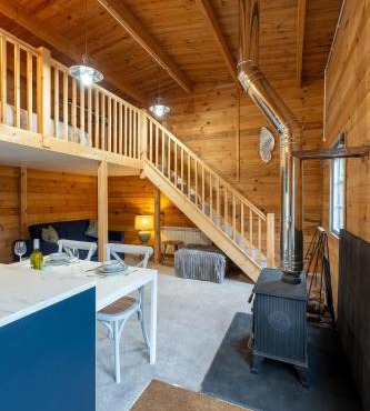 Walliswood Lodge - Wood Burner, Air Con & Wi-fi, Rural Retreat
