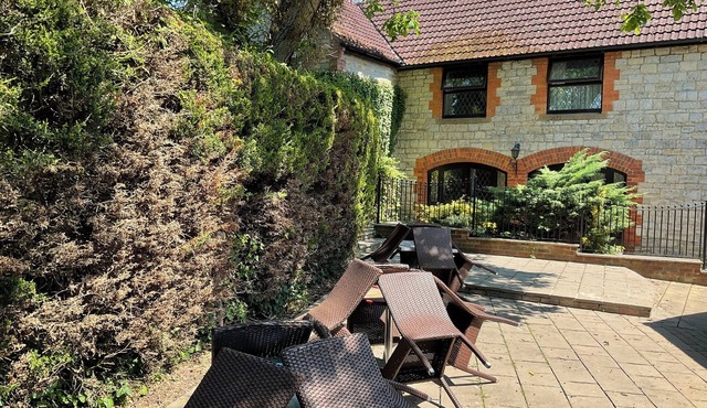 Walnut Tree Hotel
