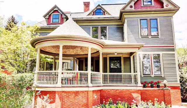 Walter S. Budlong Apartment - Sunny, Large, Sleeps 4. Close to Brown and RISD