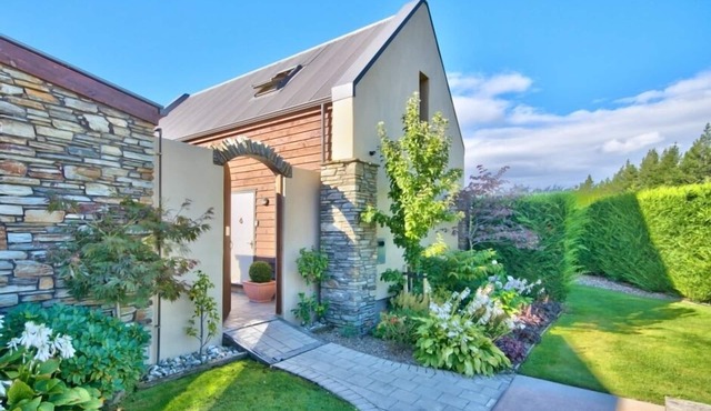 WANAKA COTTAGE with OUTDOOR PRIVATE SPA