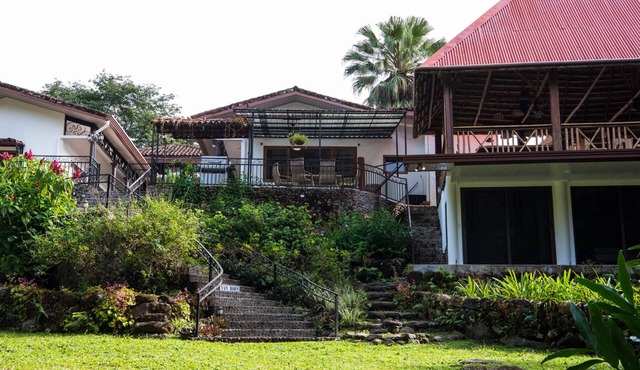 Wanakaset Forest Exceptional river front estate w/pool, btw Boquete & David