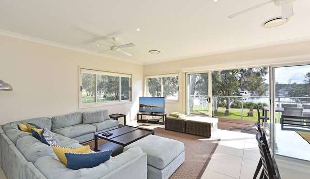Wangi Lakehouse - renovated Lake Macquarie lakefront Location