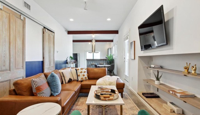 Warehouse District Lovely One Bedroom and Den