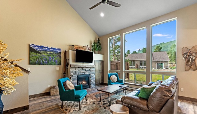 Warm and bright contemporary mountain townhome minutes from RMNP & downtown.