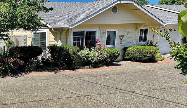WARM AND INVITING, PEACEFUL No steps, Wide doorways , Recliner, Garage