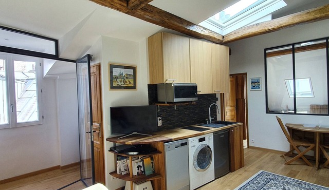 Warm appartment in the center of historical Paris with full equipment
