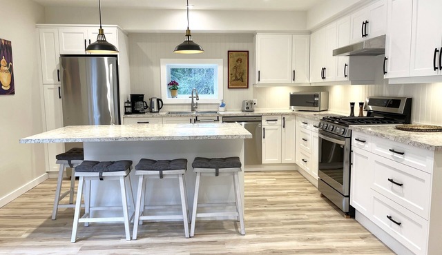 Warm, inviting updated 2 bdrm house in the forest-only minutes to town centre.