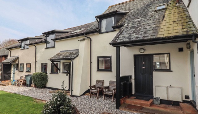 WARREN COTTAGE, pet friendly, with a garden in Colaton Raleigh