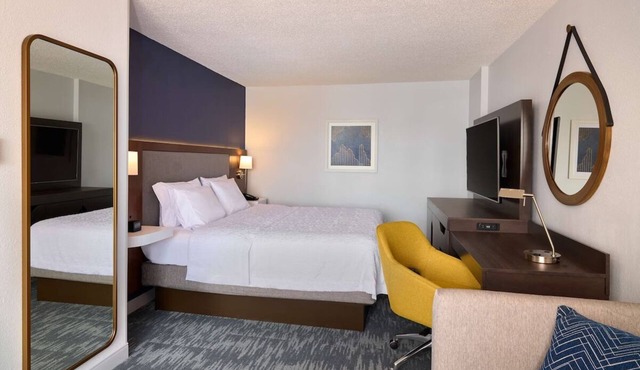 Washington DC Downtown Studio King Bed Sofa Bed Ideal for Business Travel