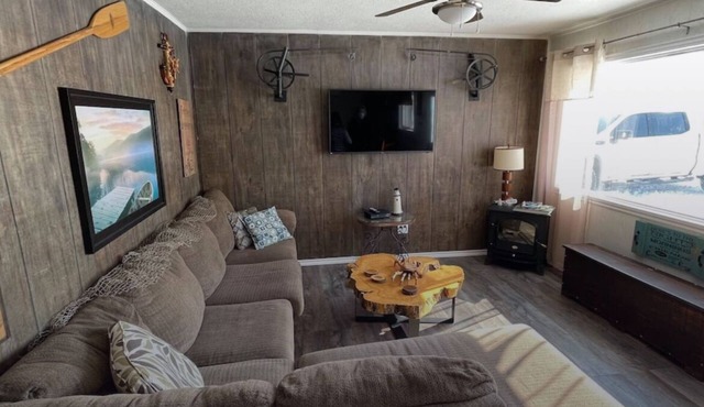 WATER FRONT & BACK 4 SEASON GETAWAY AT THE BAY. Relax with family & friends.