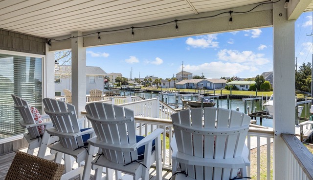 Water-front home w boat lift! Short walk to the beach!