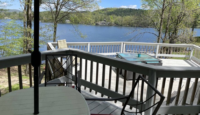 Water front home with large two tiered deck! 2 bathrooms 😂