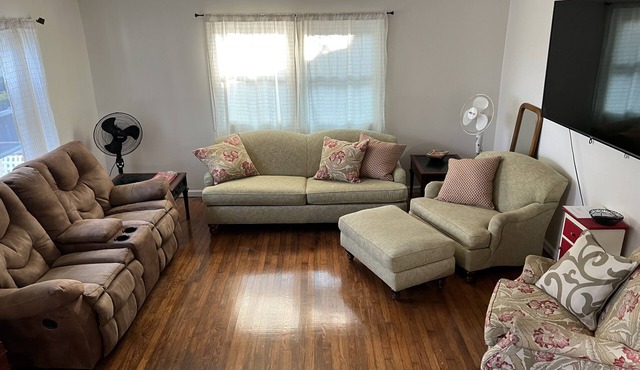 Water Front Oasis (4-Bedroom Home) - Pets Allowed by RedAwning