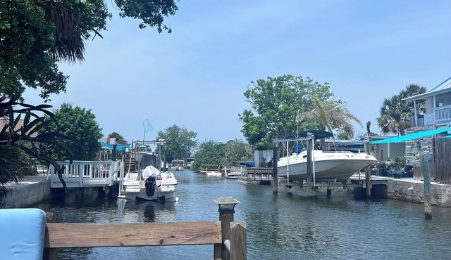 Water front, with 2 kayaks . Mobility & pet friendly: no step, one level house.