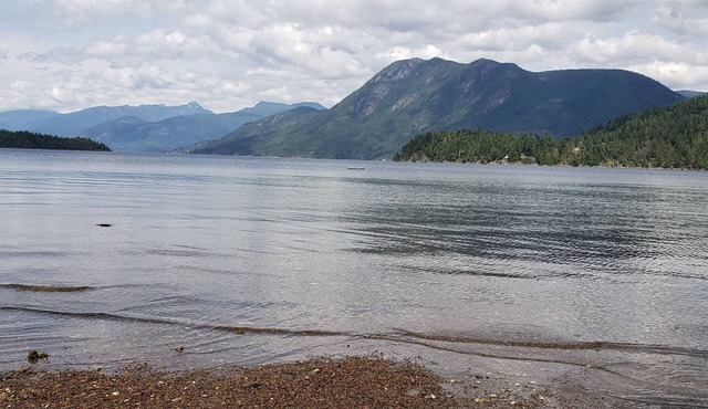 Water & Mountain Views - Cute but spacious & cozy brand new studio