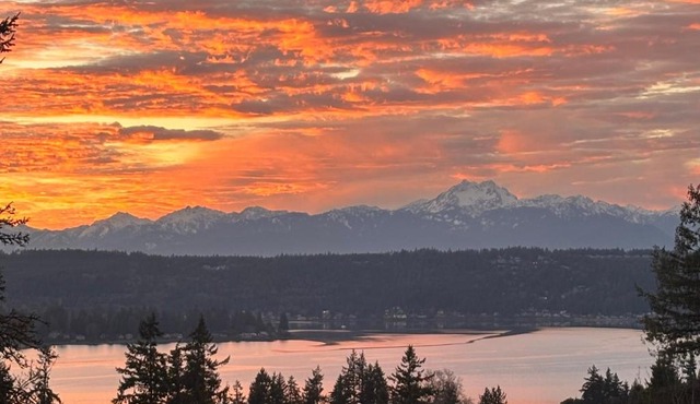 Water & Mountain Views - Family & Pet Friendly