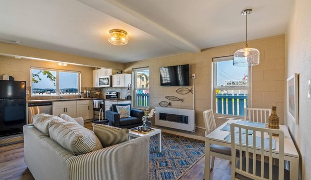 Water view, beach access, WIFI. PCB