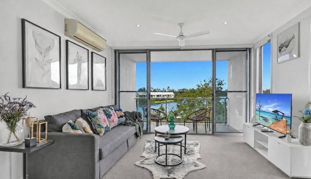 Water View Modern Three-level Townhouse in Carrara