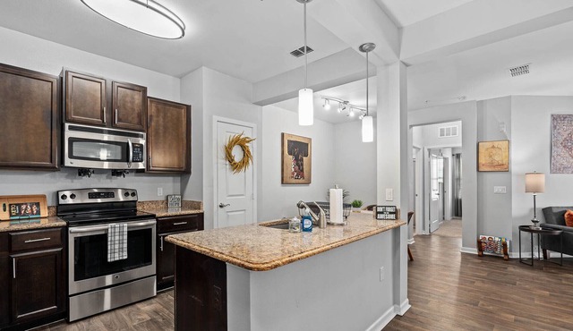 Water-View Oasis w/spacious wrap around screened in balcony- mins from beach