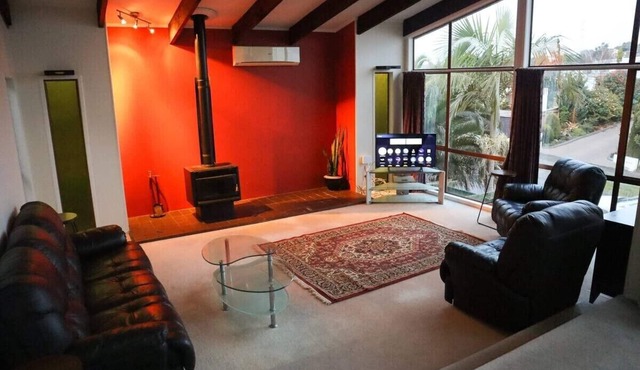 Water views 5-Bedroom Large home | Family Friendly. Close to Airport & City.