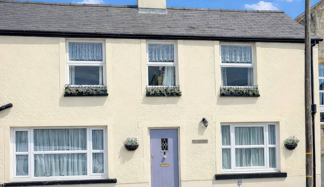 WATERFALL COTTAGE, pet friendly, character holiday cottage in Dyserth