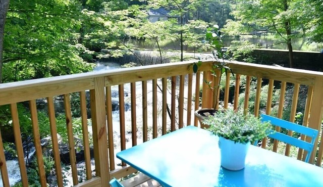 Waterfall Cottage - Romantic Luxury Escape - nearby hiking, wineries and skiing