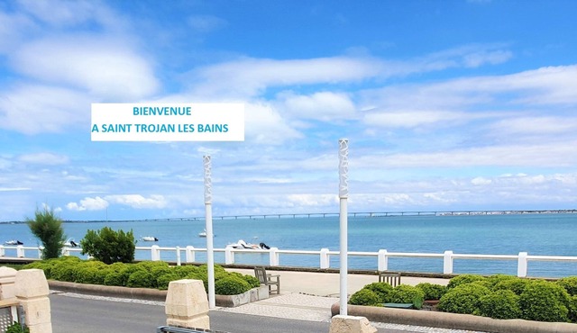 Waterfront villa (feet in the water) direct access to the beach