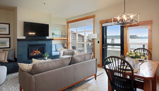 Waterfront 1 bedroom condo - private deck offering spectacular views