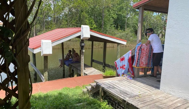 Waterfront 1 bedroom cottage in charming Milton/Pensacola with WiFi, AC
