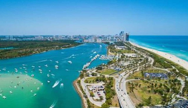 Waterfront 1BR | Parking | Walk to the Beach