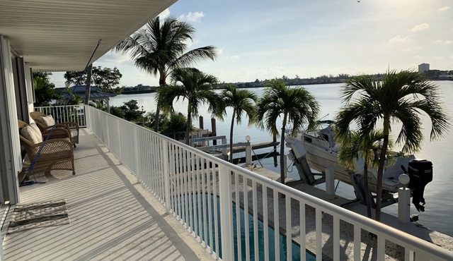 Waterfront,100' seawall W/Dockage up to 30', Pool, Easy Ocean & Gulf Access!