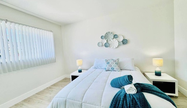 Waterfront 1BR, Parking , Walk to the Beach