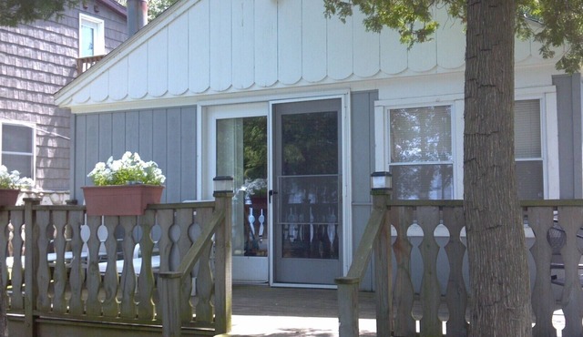 Waterfront 2 b.r. Bay View Cottage/sunsets/wineries/lighthouses/beaches/fishing