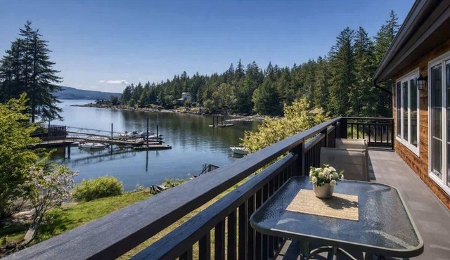 *WATERfront 2 bed 2 bath Oasis* Sleeps 6!