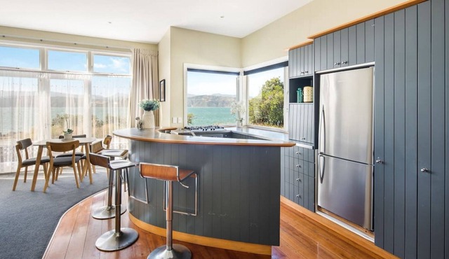 Waterfront 2-bed cottage, Karaka Bays