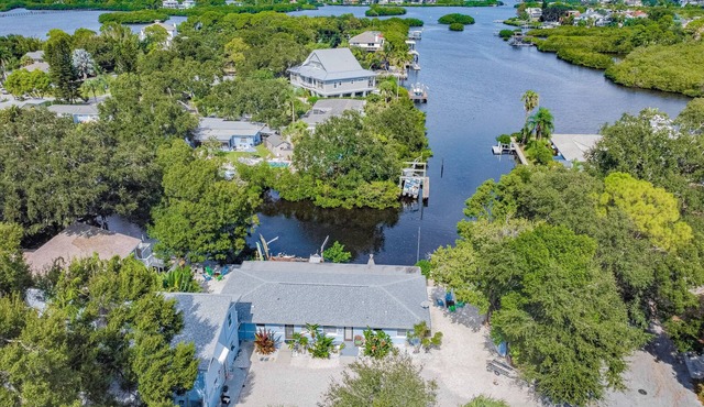 Waterfront 2 bedroom/1 bath Renovated Apartment in Palm Harbor