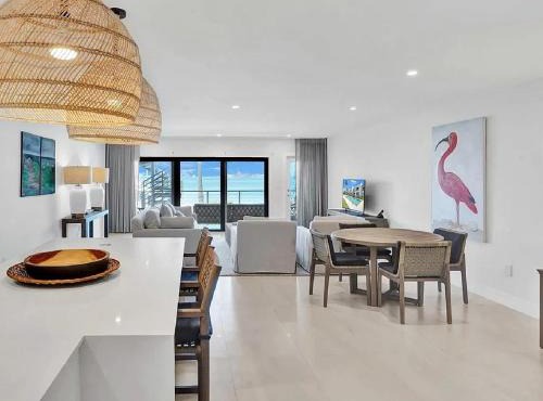 Waterfront 2 Bedroom Retreat with Panoramic City Views