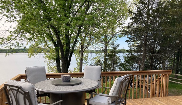 Waterfront 3 bedroom Cottage near Sandbanks Provincial Park