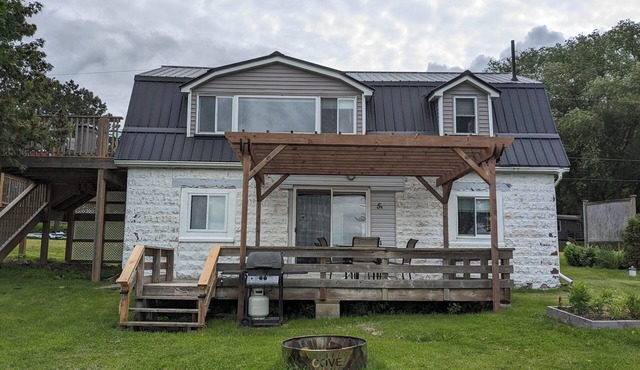 Waterfront 3 bedrooms Cottage on Rice lake