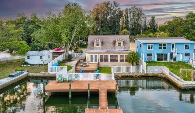 Waterfront 3 Bedroom Hudson Getaway with private dock!