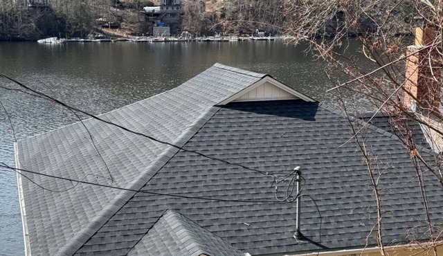 Waterfront 3-bedroom house with AC and WiFi in tranquil Southbury